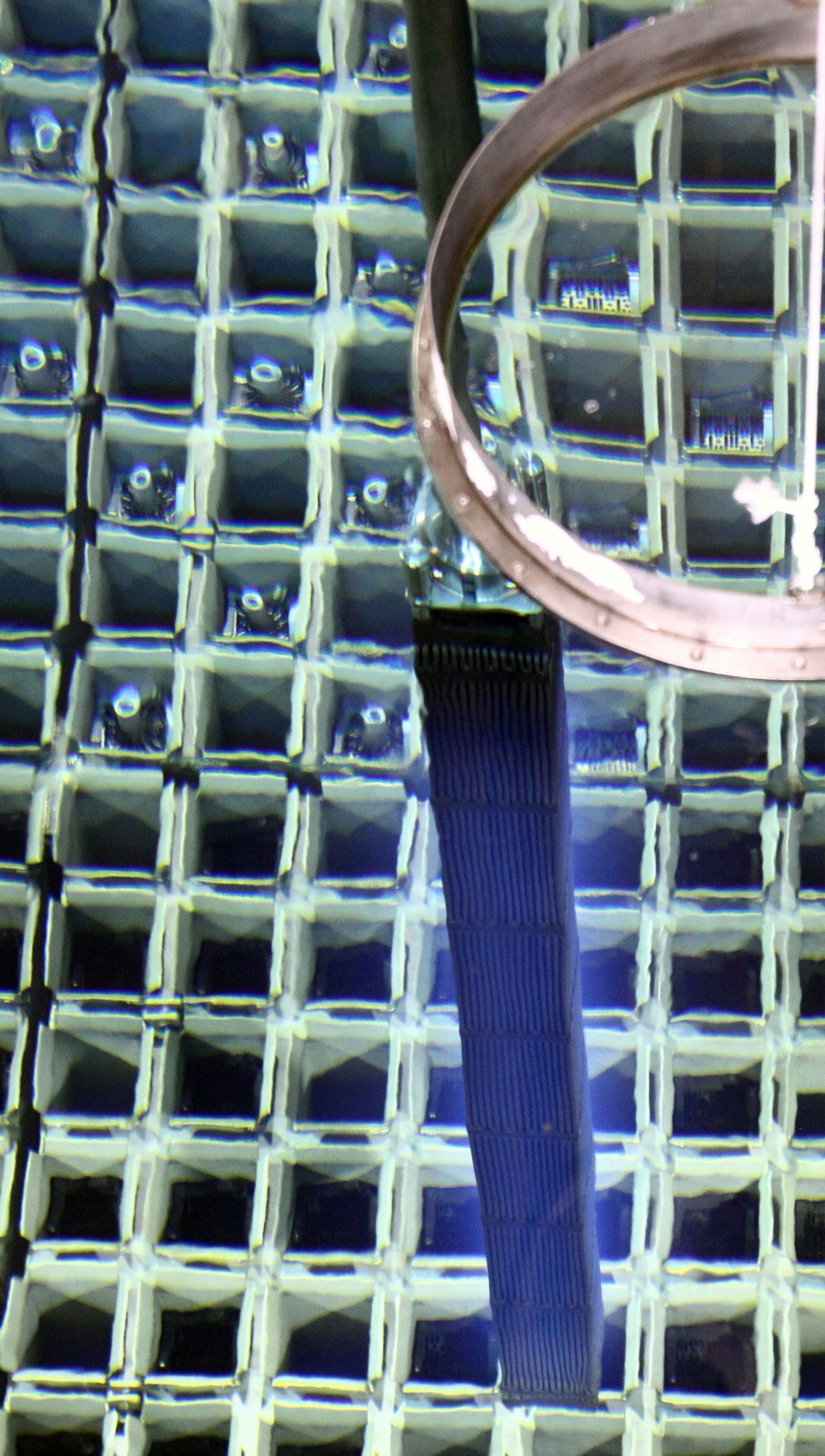 Na sliki modri sij okrog gorivnega elementa v bazenu z izrabljenim gorivom – Čerenkov pojav